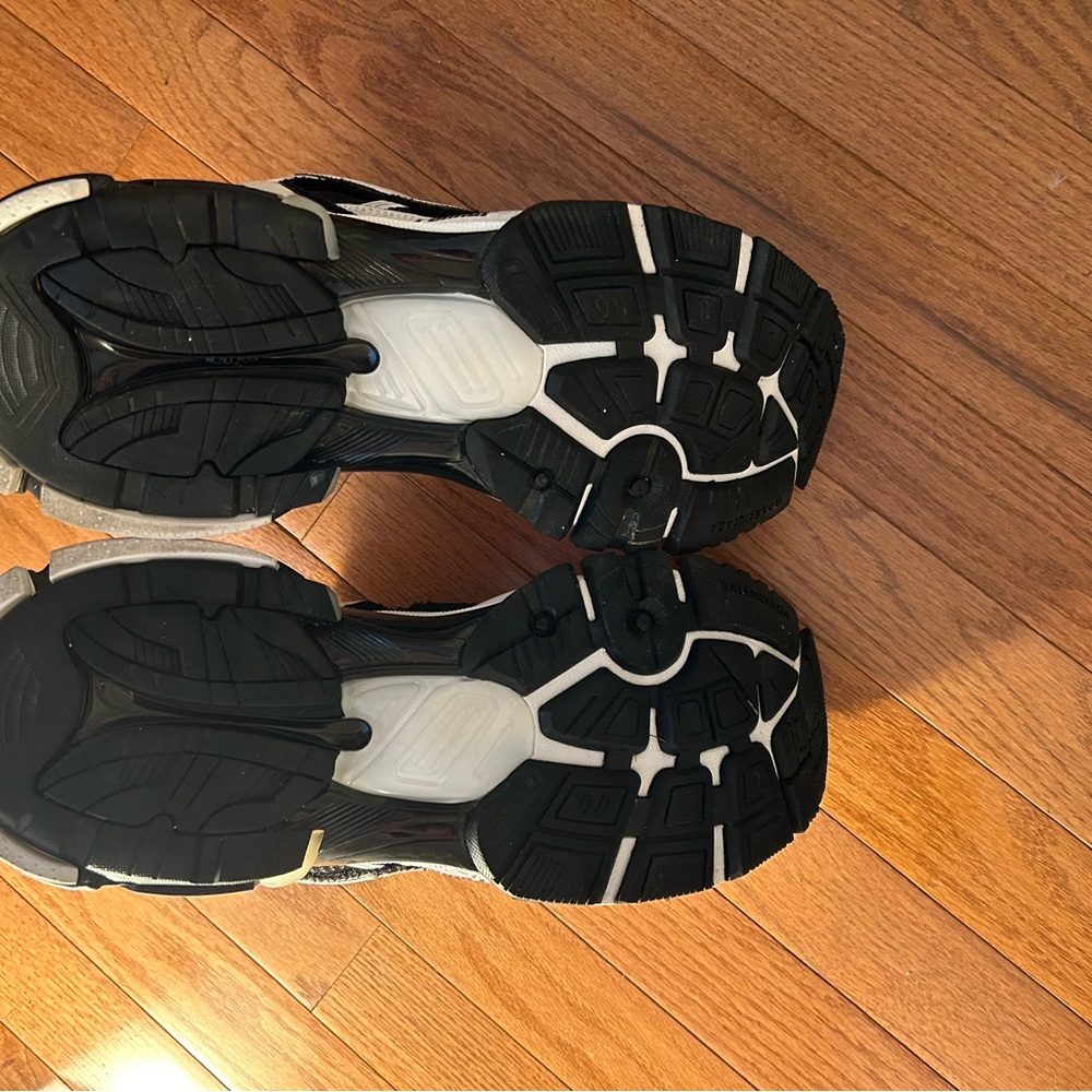 Black and white new balenciaga’s with bag and extra laces and box - Picture 4 of 6